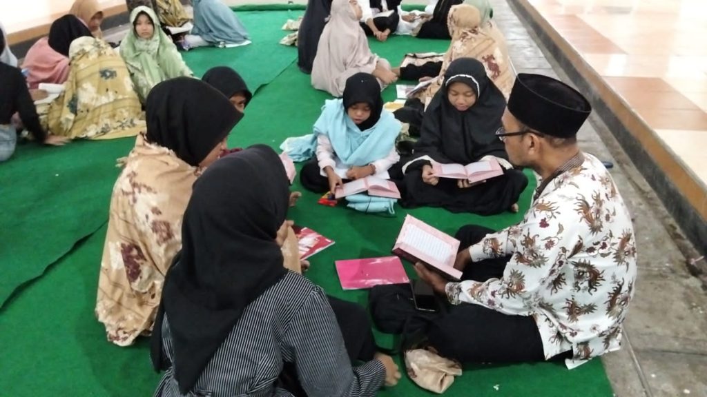 BISARA (Bina Ruhani Sekolah Rakyat)Program Pembinaan Kerohanian Siswa SRMP Tlogowaru Kota Malang BISARA (Bina Ruhani Sekolah Rakyat)Program Pembinaan Kerohanian Siswa SRMP Tlogowaru Kota Malang